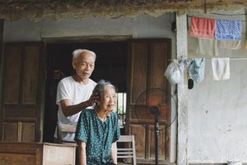 Bộ ảnh lãng mạn của ông bà U90 khiến dân mạng ‘lụi tim’, ganh tị vì quá tình cảm